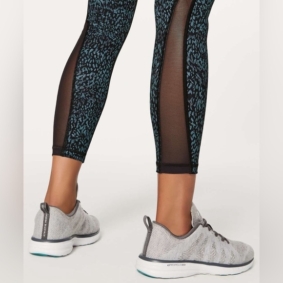 Lululemon Luxtreme 7/8 High Rise Train Times Leggings with mesh details- US 6 - Picture 4 of 10
